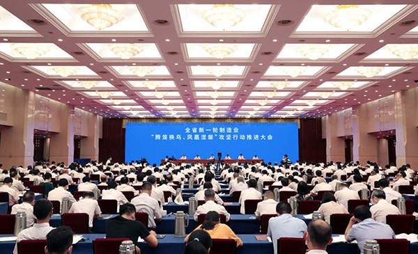 托普云農(nóng)作為企業(yè)代表參加省制造業(yè)“騰籠換鳥、鳳凰涅槃”攻堅行動推進大會