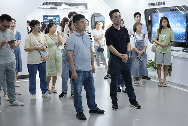 中國(guó)農(nóng)科院茶葉研究所所長(zhǎng)助理、科技處處長(zhǎng)姚明哲一行赴托普云農(nóng)參觀調(diào)研