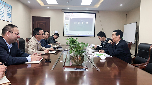 座談會(huì)現(xiàn)場，陳渝陽董事長與孫院士熱切交談