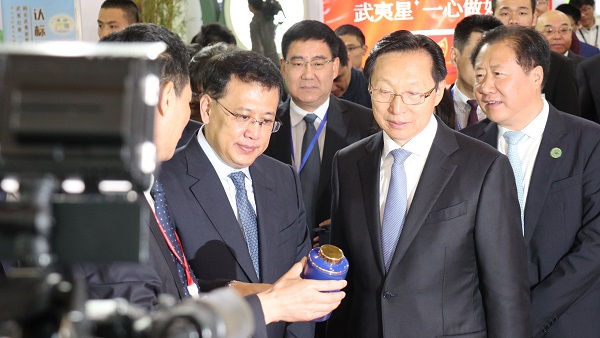 農(nóng)業(yè)農(nóng)村部部長韓長賦（右）、浙江省省長袁家軍（左）巡館現(xiàn)場