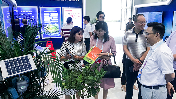 重慶市農(nóng)委信息中心主任賀德華（右一）、副主任柯南（右二）