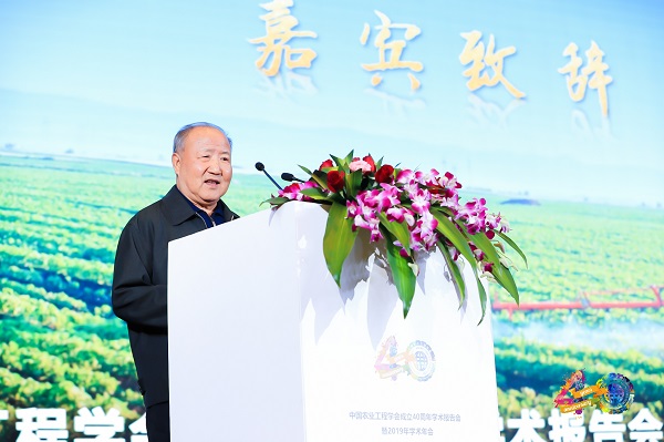 農(nóng)業(yè)部原常務(wù)副部長、中國農(nóng)業(yè)工程學(xué)會(huì)第五屆理事長劉成果