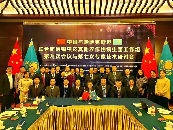 12月，中哈聯(lián)合防治工作組會(huì)議合影留念