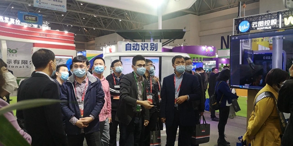 遼寧省綠色農(nóng)業(yè)技術(shù)中心宋國(guó)柱主任、孟威副主任、張萬(wàn)民科長(zhǎng)蒞臨托普云農(nóng)展位