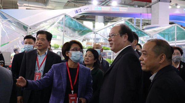 浦江縣虞紅梅副縣長向浙江省彭佳學(xué)副省長、農(nóng)業(yè)農(nóng)村廳唐冬壽副廳長等領(lǐng)導(dǎo)一行介紹“超級農(nóng)場”