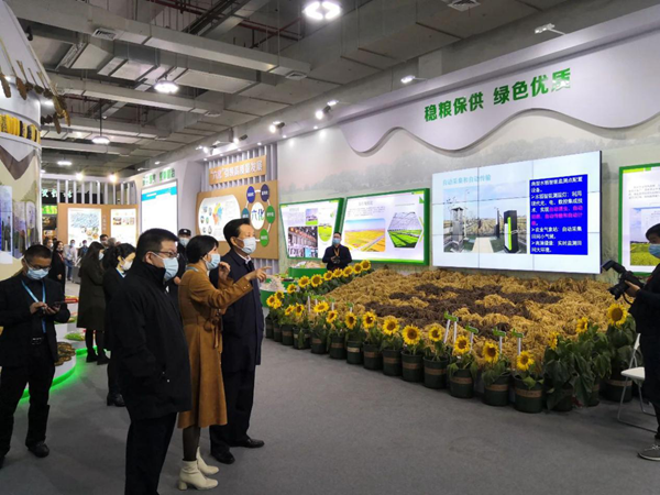 第十三屆全國人民代表大會華僑委員會委員王輝忠、浙江省農(nóng)業(yè)農(nóng)村廳廳長王通林等領(lǐng)導(dǎo)一行聽取“生產(chǎn)科技化”建設(shè)情況