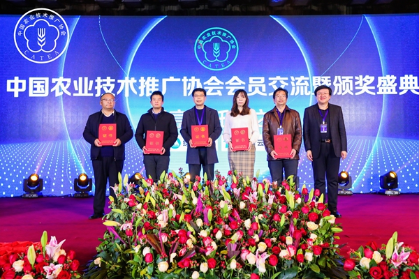 牛伯濤副會(huì)長為第九屆中國農(nóng)業(yè)推廣征文獲獎(jiǎng)?wù)哳C發(fā)證書