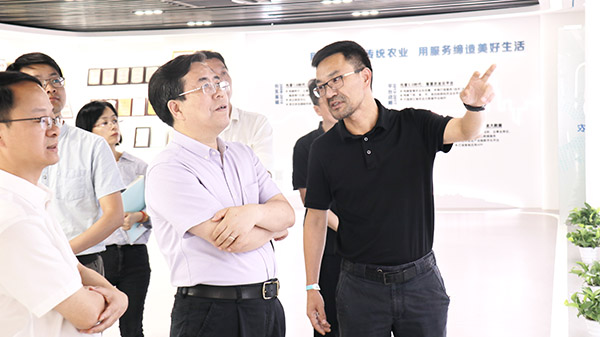 應義斌教授一行參觀托普云農數(shù)字三農展廳