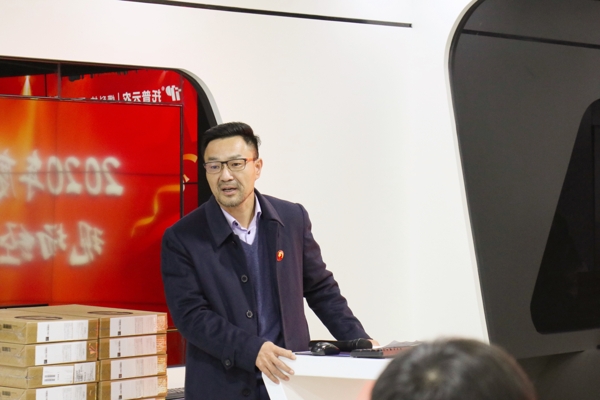【2】陳渝陽董事長(zhǎng)與伙伴們進(jìn)行分享。.JPG