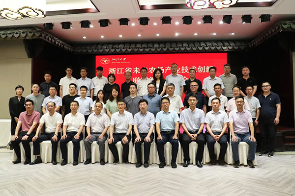 浙江省未來農(nóng)場(chǎng)產(chǎn)業(yè)技術(shù)創(chuàng)新聯(lián)盟籌備啟動(dòng)會(huì)參會(huì)人員合影